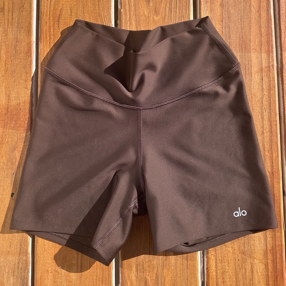 Alo Yoga 5” Airlift shorts  — Espresso